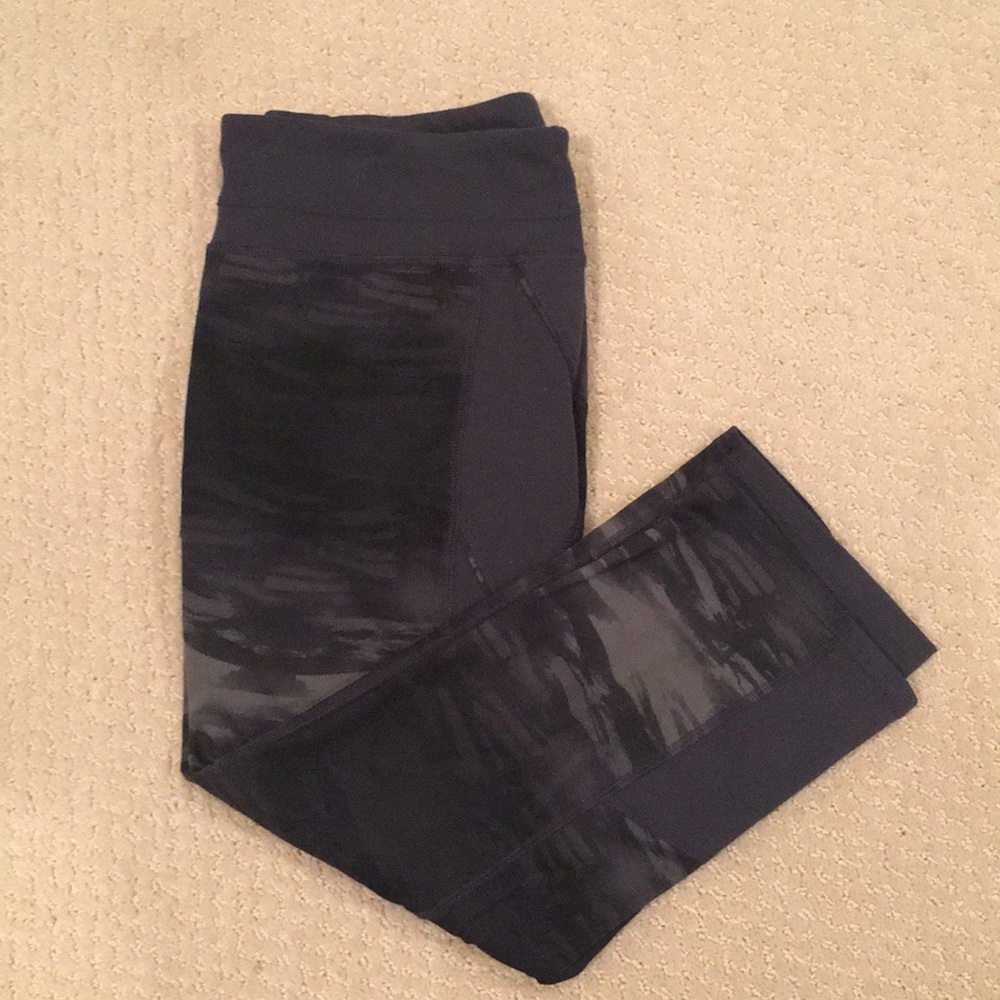 Athleta Gray Patterned 3/4 Length Leggings